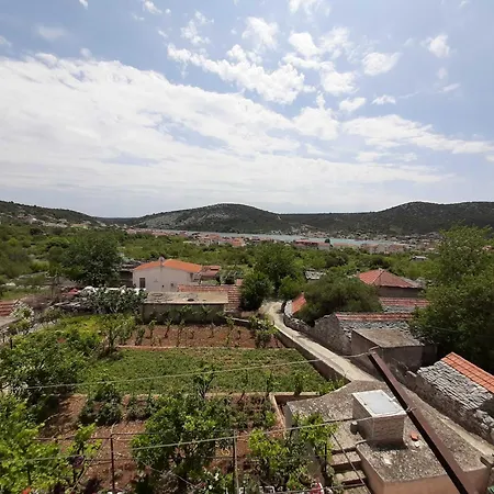 Cozy With Private Balcony Vinišće