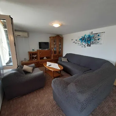 Cozy With Private Balcony Apartment *