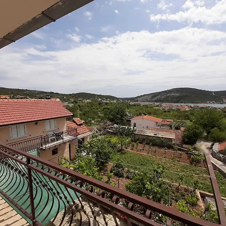 Cozy With Private Balcony Vinisce